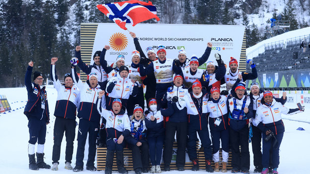 Члены норвежской сборной празднуют победу