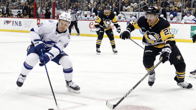 Форвард Владислав Наместников (слева).