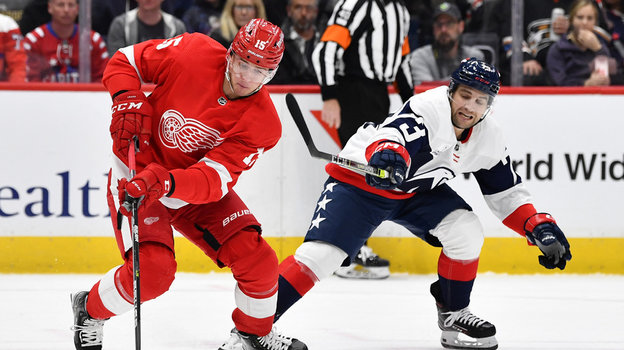 Форвард Якуб Врана (слева).