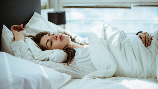 Спящая девушка.