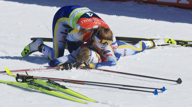 Эбба Андерссон и Фрида Карлссон сразу после финиша.