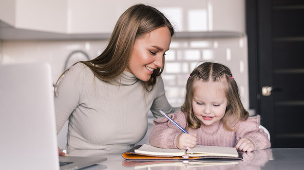 Мать с дочерью.