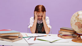Раздраженный ребенок за уроками
