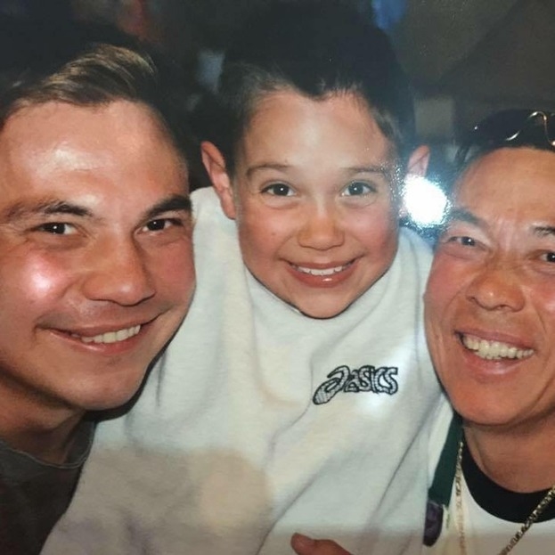 Тим Цзю в детстве (посередине).