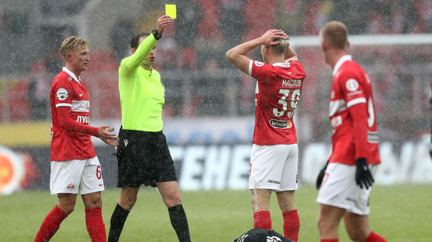 Виталий Мешков показывает желтую карточку Павлу Маслову.