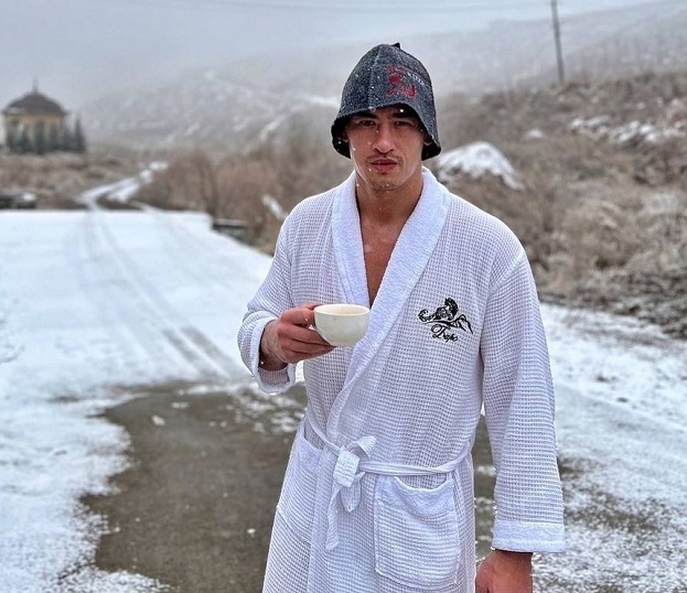 Дмитрий Бивол в горах Иссык-Кульского района Кыргызстана. Дмитрий Бивол в горах Иссык-Кульского района Кыргызстана