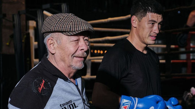 Дмитрий Бивол с главным тренером Геннадием Машьяновым. Дмитрий Бивол с главным тренером Геннадием Машьяновым