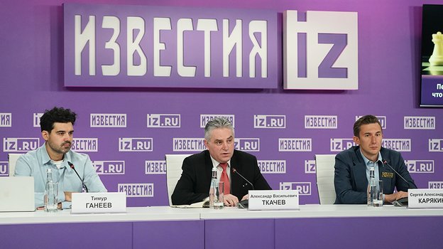 Сергей Карякин (справа).