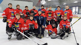 «Впервые встала на коньки в 79 лет». Команда пенсионерок из глубинки мечтает сразиться с Канадой