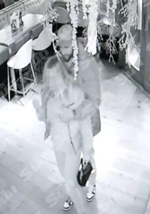 Кайл Уокер и неизвестная девушка.