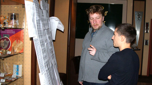 Александр Халифман и Дмитрий Яковенко изучают турнирную таблицу.