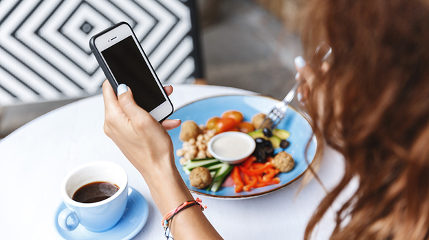 Девушка с телефоном.