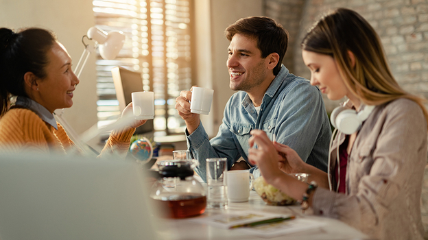 Люди пьют чай.