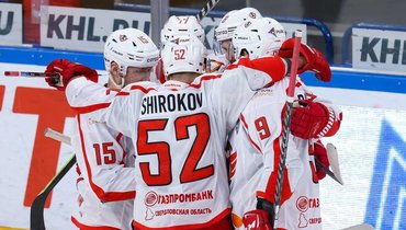 Игроки «Автомобилиста» в матче с «Металлургом».