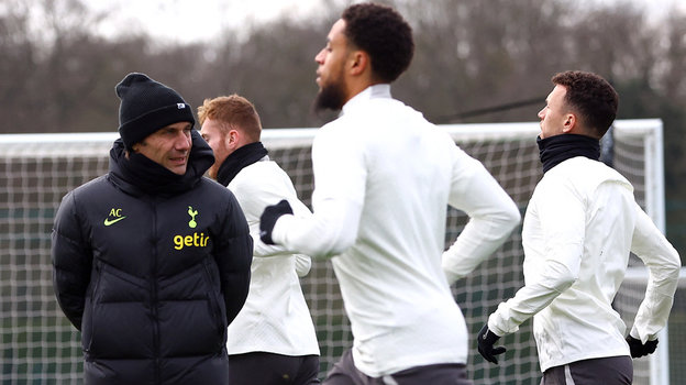 Антонио Конте с футболистами «Тоттенхэма».