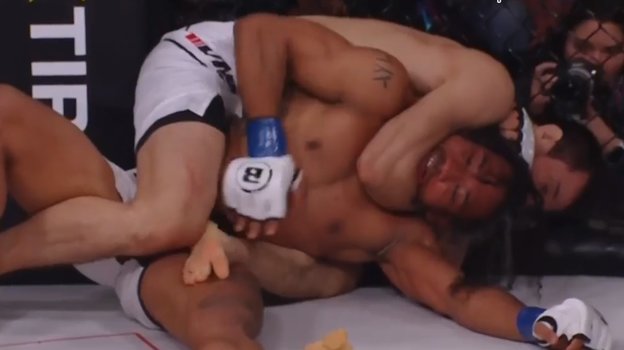 Усман Нурмагомедов делает удушающий прием Бенсону Хендерсону.