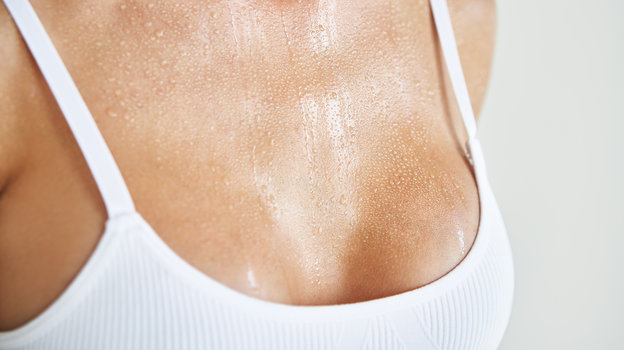 В синтетической одежде человек больше потеет. В синтетической одежде человек больше потеет