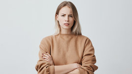 Недовольная девушка