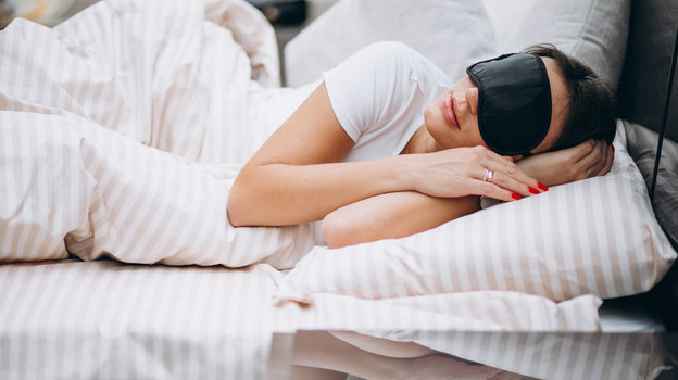 Для хорошего самочувствия важно высыпаться. Свящая девушка