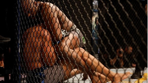 Джонс финиширует Гана гильотиной.