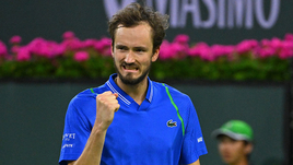 «Они соврали по поводу кортов». Медведев продолжил победную серию благодаря чувству юмора