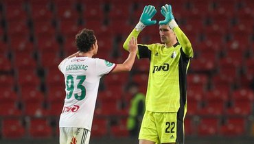 Игроки «Локомотива» Илья Лантратов и Артем Карпукас.