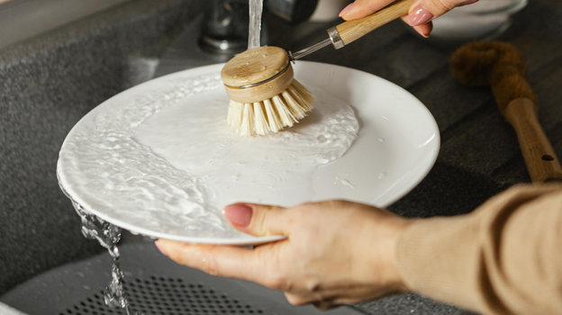 Мыть посуду нужно регулярно. Мытье посуды в раковине