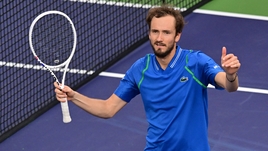 «Ходить было больнее, чем бегать». Медведев обыграл Зверева в фантастическом матче, несмотря на повреждение голеностопа