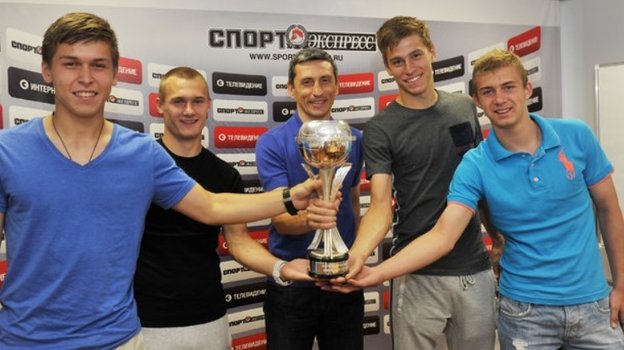 Дмитрий Хомуха (в центре) и игроки юношеской сборной Рифат Жемалетдинов, Сергей Макаров, Александр Довбня и Дмитрий Баринов.