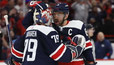 Александр Овечкин (справа).