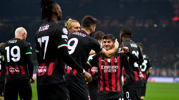 Футболисты «Милана» празднуют забитый мяч.