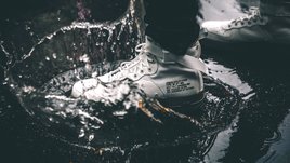 Как носить светлое в слякоть? 6 правил для дождливой погоды