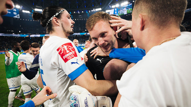 Игорь Лещук принимает поздравления.