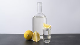 Что будет, если каждые выходные выпивать бутылку водки? Отвечают врачи