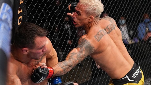 Чарльз Оливейра добивает Майкла Чендлера.