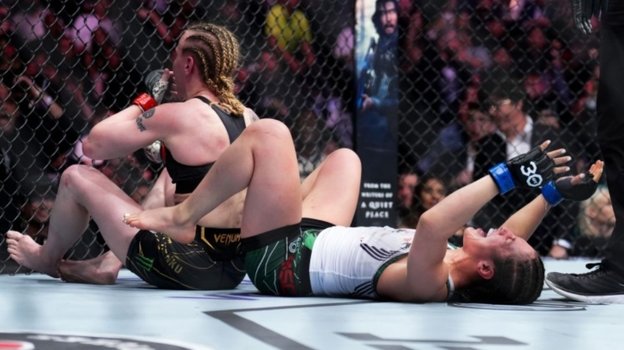 Алекса Грассо только что задушила Валентину Шевченко.