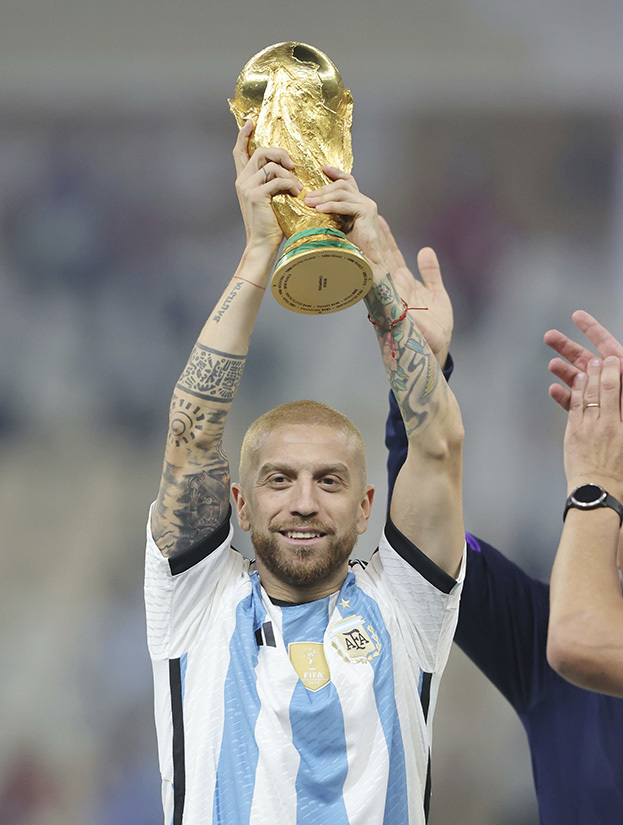 Папу Гомес с кубком чемпионов мира.