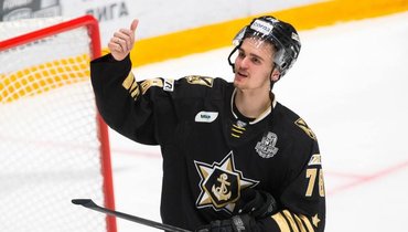 Нападающий «Адмирала» Даниил Гутик в матче с «Ак Барсом».