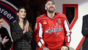 Александр Овечкин с женой и детьми на церемонии перед матчем с «Коламбусом».