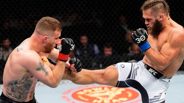 Физиев бьет Гэтжи фронт-кик.