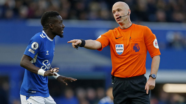 Идрисса Гейе (слева) и Энтони Тэйлор.