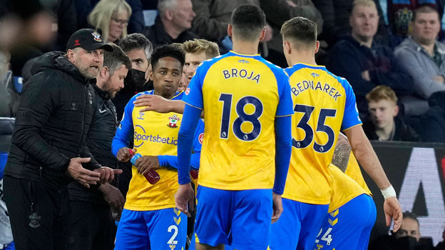 Игроки «Саутгемптона» принимают пищу после захода солнца.