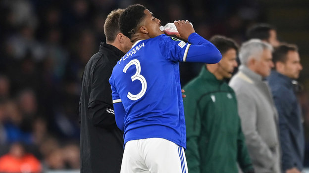 Весле Фофана пьет энергетический напиток во время паузы в матче. Весле Фофана пьет энергетический напиток во время паузы в матче