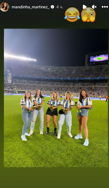 Жены игроков сборной Аргентины повторяют жест Мартинеса.