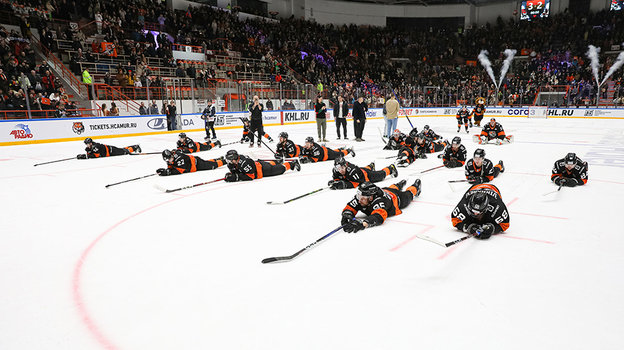 Хоккеисты «Амура». Хоккеисты «Амура» на льду после матча.