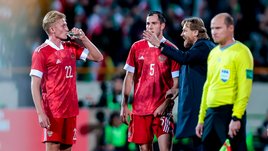 Руслан Литвинов и Максим Осипенко слушают указания Валерия Карпина.