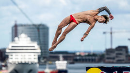 Дайвер Никита Федотов во время прыжка.