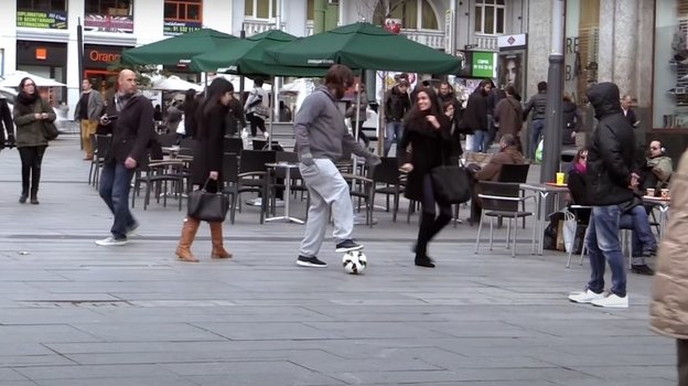 Кадр видео YouTube-канала Cristiano Ronaldo — ROC Live Life Loud.