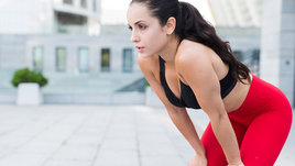 Девушка отдыхает во время тренировки.