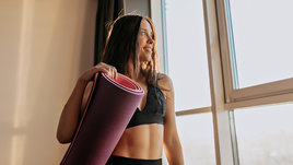 Девушка с тренировочным ковриком.